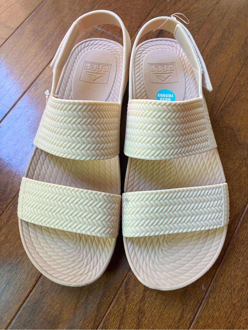 Reef Women Sandals in Light Cream. Size 11.